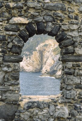 Sticker  Fenêtre dans un mur de pierre donnant sur la mer