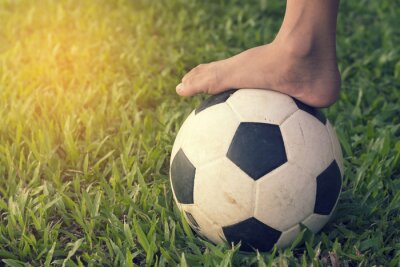 Sticker  Football et pied sur l'herbe de l'avidité.
