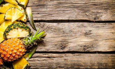 Sticker  Fruit d'ananas sur une table en bois
