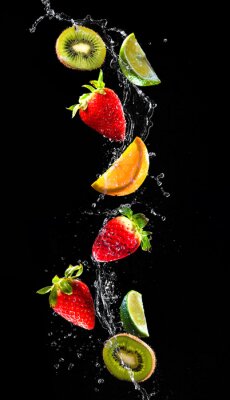 Sticker  Fruits frais dans l'eau sur un fond noir