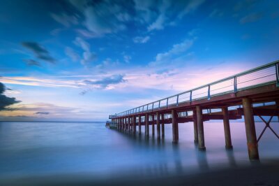 Jetée vide sur fond de ciel