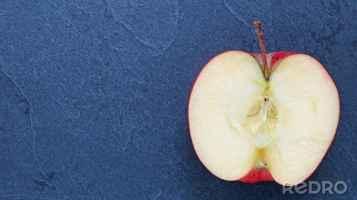 Sticker  La moitié d'une pomme sur fond bleu marine