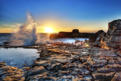 La nature des vagues frappant les rochers