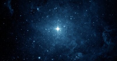 Les étoiles brillent dans le ciel