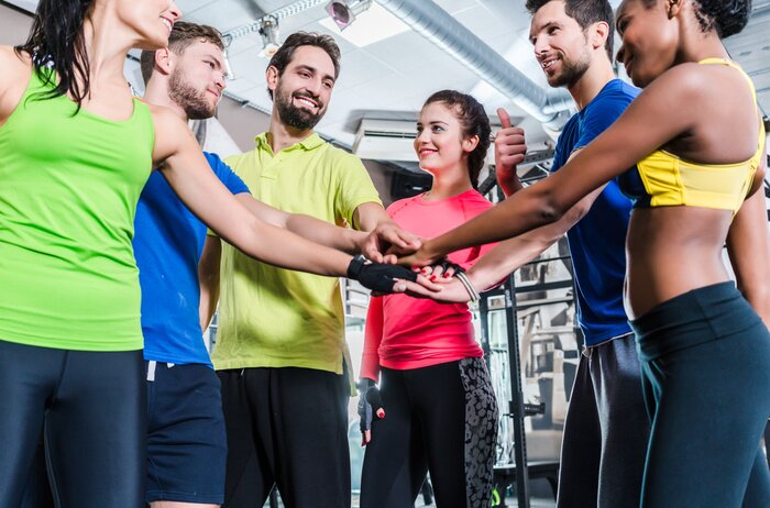 Sticker  Les femmes et les hommes sont motivés pour marcher et courir et empiler les mains