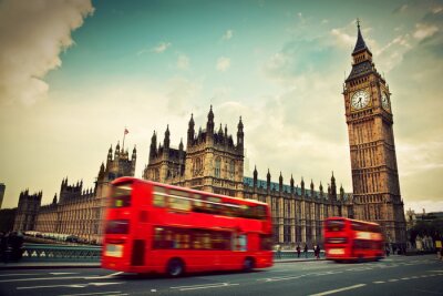 Londres, Royaume-Uni. Bus rouge dans le mouvement et Big Ben