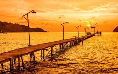 Longue passerelle à lampadaires