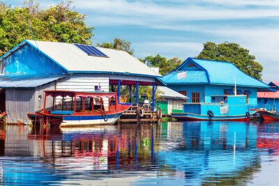 Maisons colorées en bois au bord de l'eau