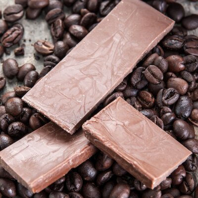 Morceaux de chocolat disposés sur des grains de café