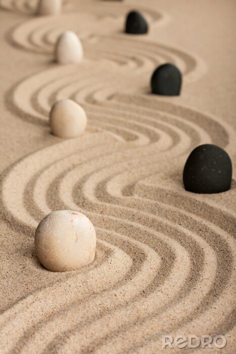 Sticker  noirs de la ligne et de pierres blanches, debout sur le sable
