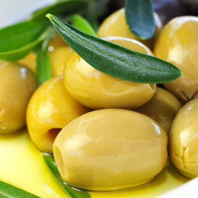 Olives vertes sur une assiette