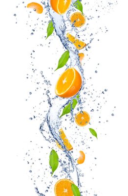 Oranges fraîches dans l'eau sur fond blanc