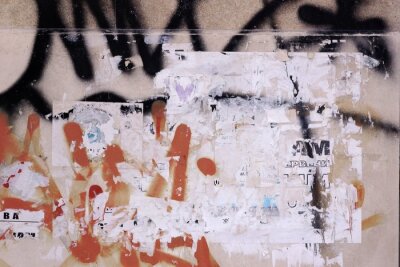 Panneau d'affichage urbain avec les vieux papiers de papier déchirés.