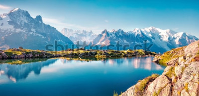 Sticker  Panorama d'été coloré du lac Lac Blanc avec le Mont Blanc (Monte Bianco) en arrière-plan, emplacement de Chamonix. Belle scène en plein air dans la réserve naturelle du Vallon de Bérard, Alpes Gra