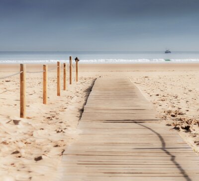 Passerelle en bois sur la plage