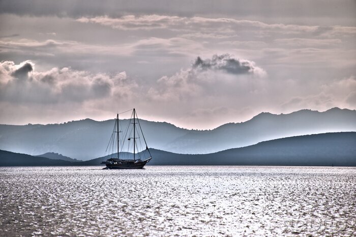 Sticker  Paysage avec un voilier aux couleurs foncées