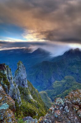 Paysage de montagne dans le brouillard
