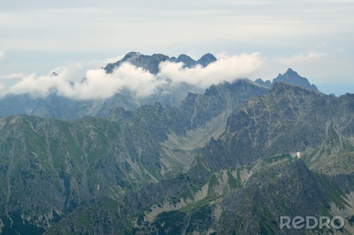 Sticker  Paysage de montagne nuageux. Vue du Rysy sur Ladovy et Lomnicky Stit (crête) dans les hautes montagnes de Tatra, la Slovaquie.