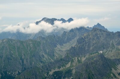 Sticker  Paysage de montagne nuageux. Vue du Rysy sur Ladovy et Lomnicky Stit (crête) dans les hautes montagnes de Tatra, la Slovaquie.
