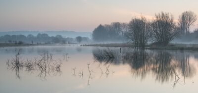 Paysage du lac dans la brume avec le soleil lueur au lever du soleil