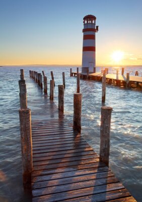 Phare au lac de Neusiedl au coucher du soleil