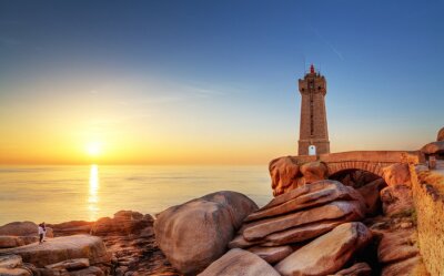 Phare beige avec un pont