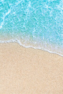 Sticker  Plage de la mer et vague douce de l'océan bleu. Concept de vacances et de voyage d'été. Copier l'espace