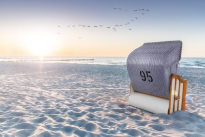 Plage et banc au bord de la mer