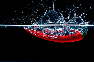 Sticker  Poivron rouge tombant dans l'eau