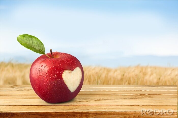 Sticker  Pomme rouge avec un coeur découpé