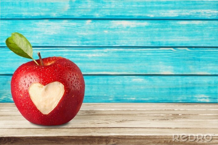 Sticker  Pomme rouge avec un coeur sur la table