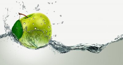 Pomme verte sur l'eau