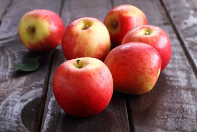Sticker  Pommes éparpillées sur une table en bois