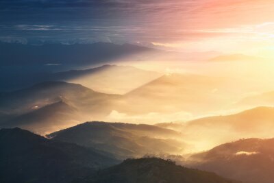 Sticker  Quand une nuit devient un jour. Beaux collines brillamment éclairées pendant le lever du soleil.
