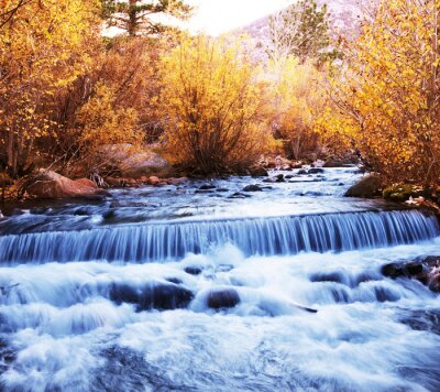 Rivière et cascades d'eau dans les montagnes