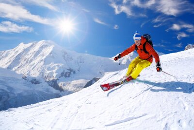 Sticker  Skieur alpin descente dans les hautes montagnes contre le ciel bleu