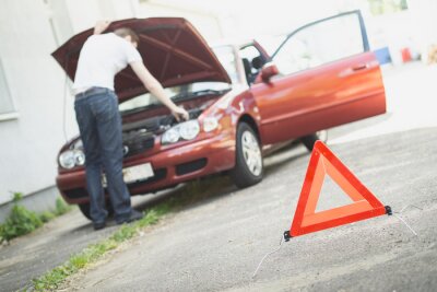 Sticker  Triangle avec voiture tombe en panne en arrière-plan