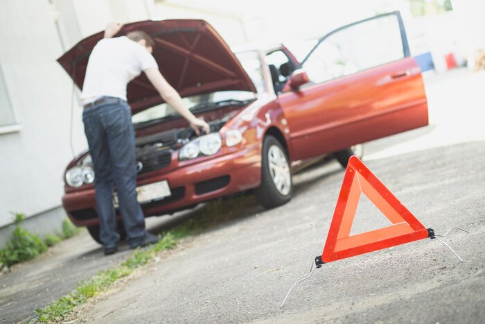 Sticker  Triangle avec voiture tombe en panne en arrière-plan