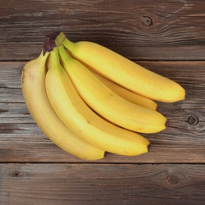 Sticker  Un régime de bananes sur une surface en bois