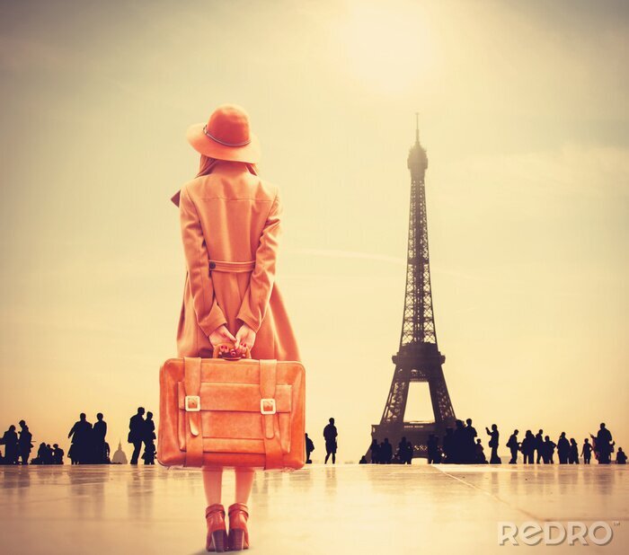 Sticker  Une femme avec la Tour Eiffel en arrière-plan