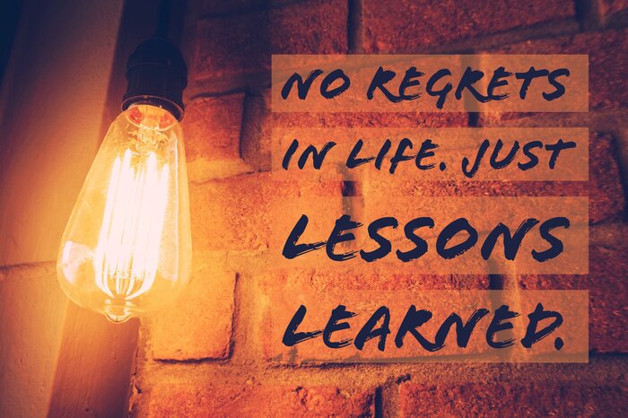 Sticker  Une phrase typographique à côté d'une ampoule