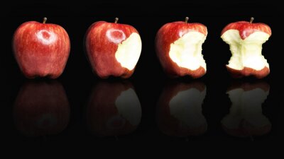 Sticker  Une pomme mordue sur fond noir