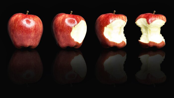 Sticker  Une pomme mordue sur fond noir