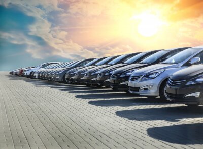 Sticker  Une rangée de voitures garées sous le soleil couchant