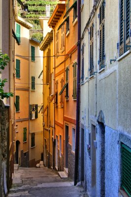 Une rue italienne avec de hautes maisons