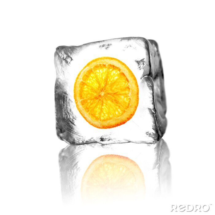Sticker  Une tranche d'orange congelée dans un glaçon