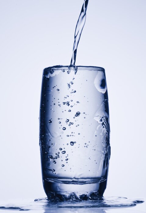 Sticker  Verser de l'eau dans un grand verre