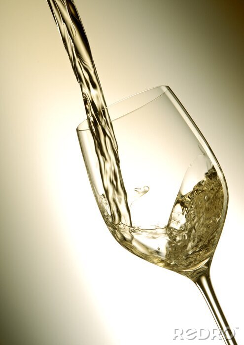 Sticker  Verser vin blanc dans un verre avec un fond clair.