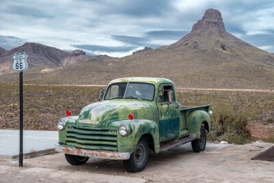Sticker  Vieille voiture abandonnée à l'ouest sur la route 66
