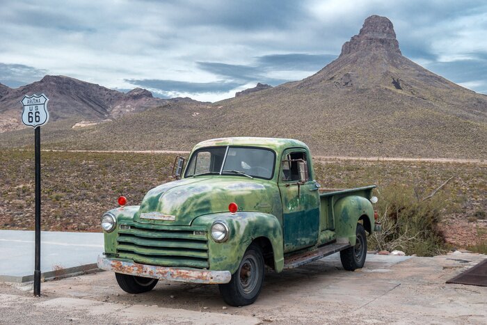 Sticker  Vieille voiture abandonnée à l'ouest sur la route 66